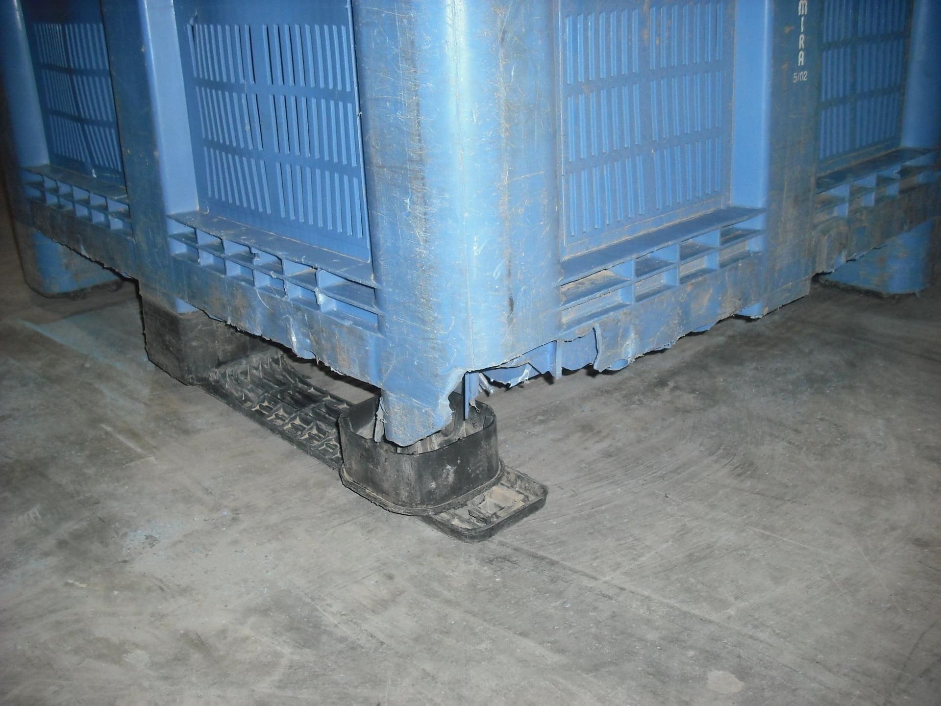 Box de palot de plástico pendiente de reparación con el servicio de reparación de palots de mundobox.